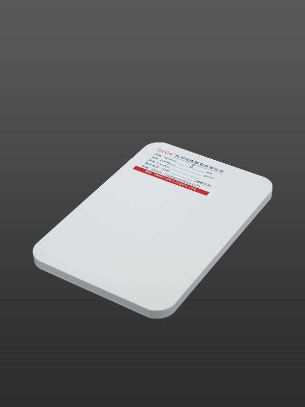 Biała płyta piankowa PCV to wszechstronny i trwały materiał, który można stosować zarówno do zastosowań wewnętrznych, jak i zewnętrznych